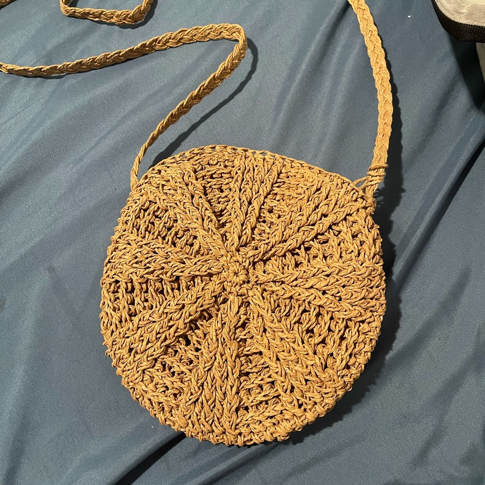 Round straw crossbody bag